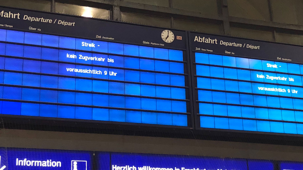 Bahn-Fahrgäste müssen sich bald wieder auf Streiks einstellen: Nach der EVG startet im November die Tarifrunde der Konkurrenzgewerkschaft GDL.Und die schließt auch einen Arbeitskampf zu Weihnachten nicht aus.