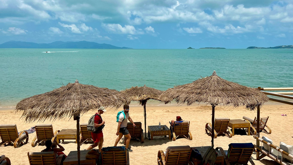 Urlauber liegen am Strand in Bophut auf Koh Samui