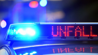 Unfall auf der A648: Verfolgungsfahrt mit Polizei endet am Baum