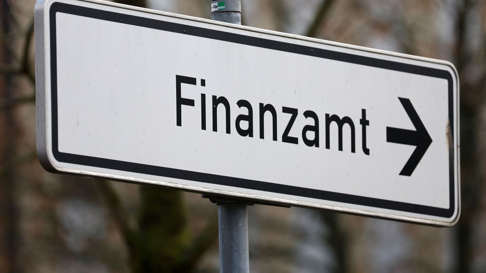 Finanzämter sind nicht die Lieblingsbehörden aller Hessinnen und Hessen, sorgen aber mit dem Kassieren von Steuern für die Finanzierung staatlicher Aufgaben (Symbolbild).