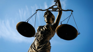 Vater vergewaltigt Söhne: Lange Haft und Sicherungsverwahrung