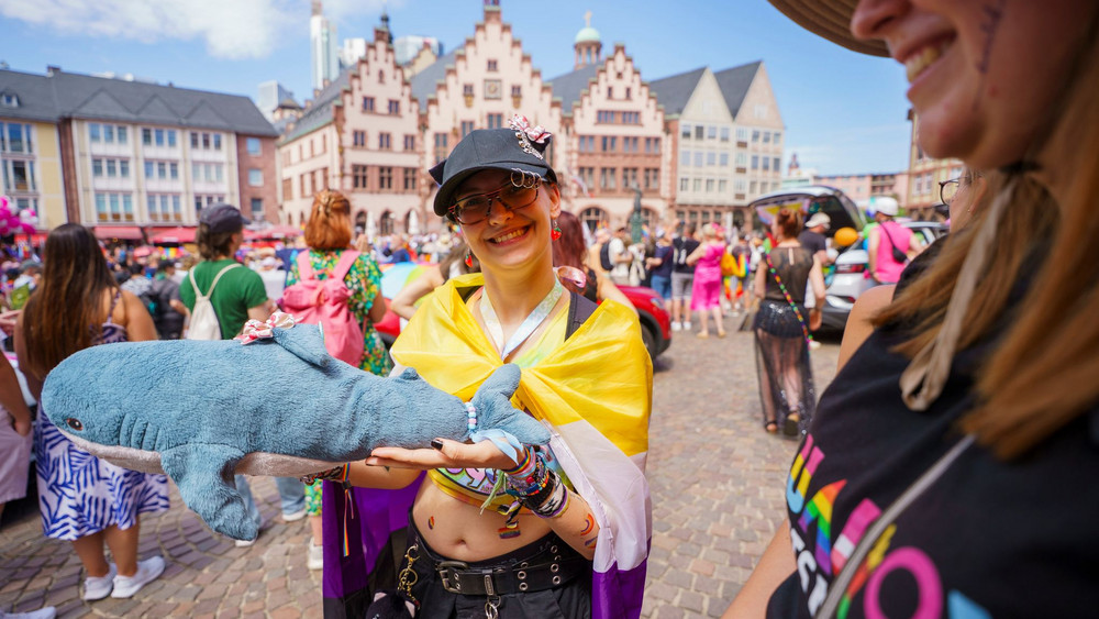 Ein Plüschhai war beim CSD an der Seite von Szam aus Heppenheim.