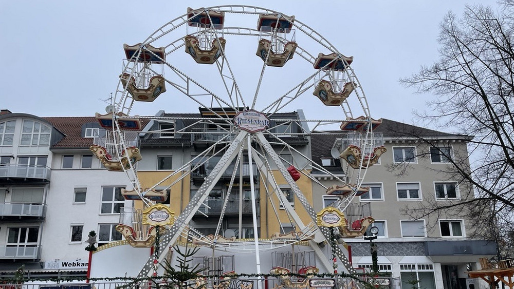 Nach einem Unfall auf dem Kinder-Riesenrad auf dem Gießener Weihnachtsmarkt steht das Riesenrad erstmal still.