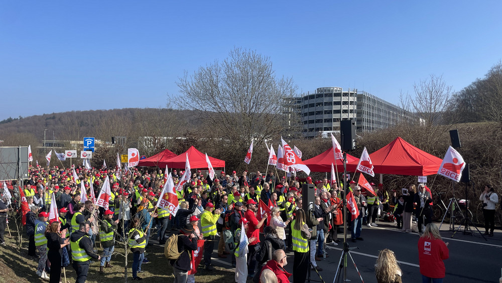 Die Demonstranten gehen aus Protest gegen den Abbau von über 1.000 Arbeitsplätzen am Pharma-Standort auf die Straße.
