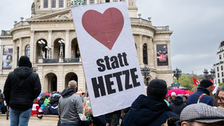 Demo gegen Rechts in Frankfurt: 1000 Menschen vor der Alten Oper