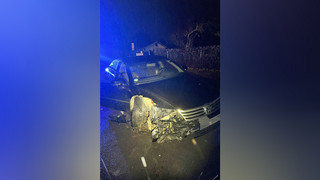 Illegales Autorennen in Kassel: 19-Jähriger kracht gegen Strommasten