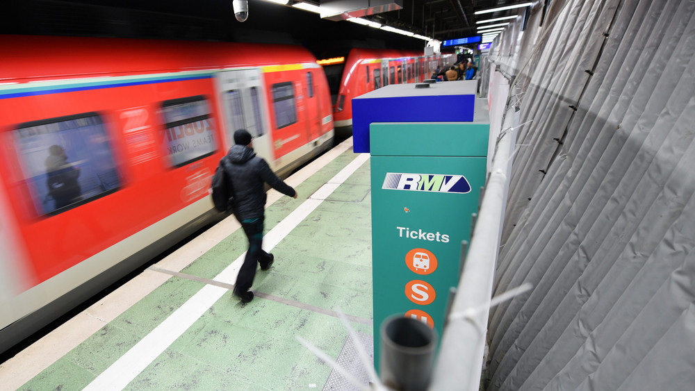 Am Regionalbahnhof am Frankfurter Flughafen sind zwei mutmaßliche Einbrecher vor der Polizei in einen S-Bahn-Tunnel geflüchtet.