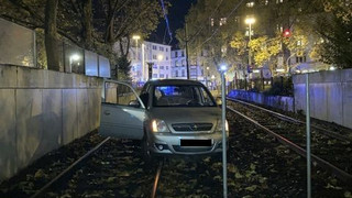 Zu sehr aufs Navi verlassen: Frankfurterin bleibt in Gleisbett stecken