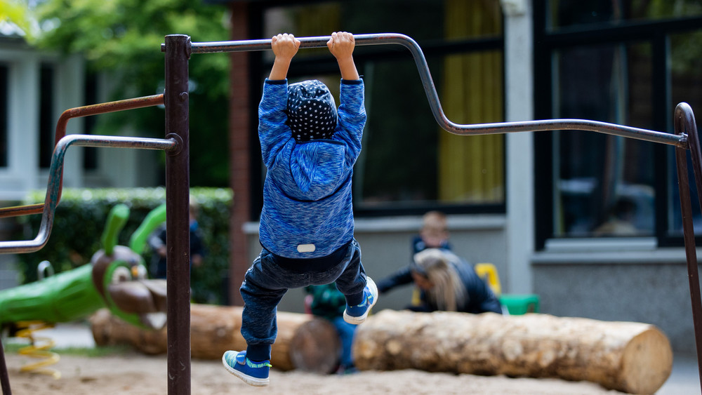 Ein Kind spielt auf dem Spielplatz