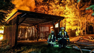 HÜNFELD: Brand bei Weihnachtsbaumverkauf - Feuerwehr kämpft gegen Flammen und starken Wind