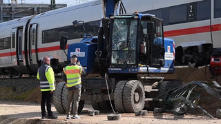 Bei Frankfurt/Main: ICE kracht in Bagger