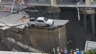 Spektakulärer Straßeneinsturz in Bangkok mit riesigem Krater