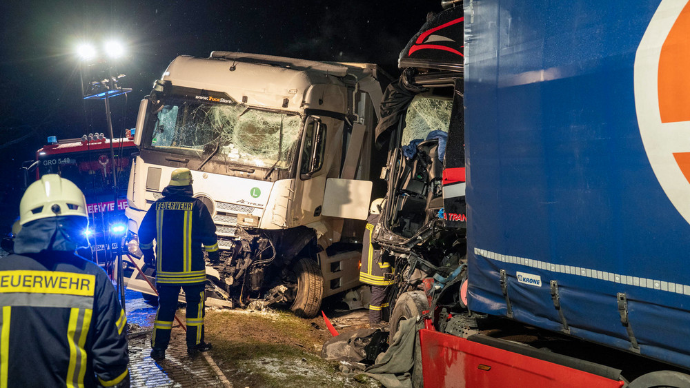 Beim Zusammenstoß zweier schwerer Lastwagen im Großalmeroder Ortsteil Trubenhausen (Werra-Meißner-Kreis) sind die beiden Fahrer verletzt worden, einer davon schwer.