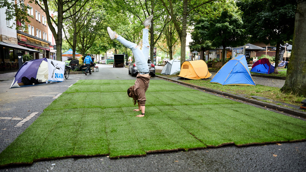 Öffentliche Parkplätze werden am Wochenende in Hessen zu Lounges oder kleinen grünen Oasen.