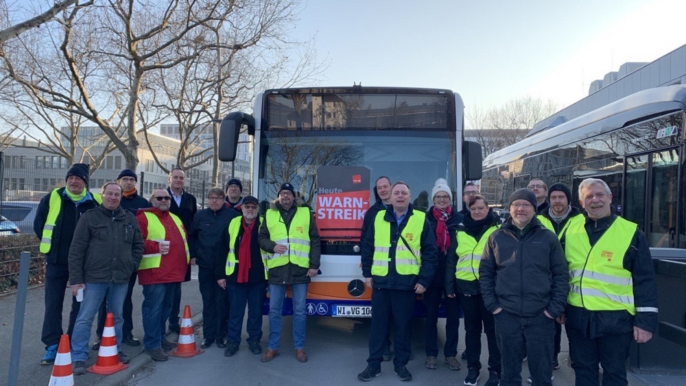 Streikende Busfahrer der ESWE in Wiesbaden.