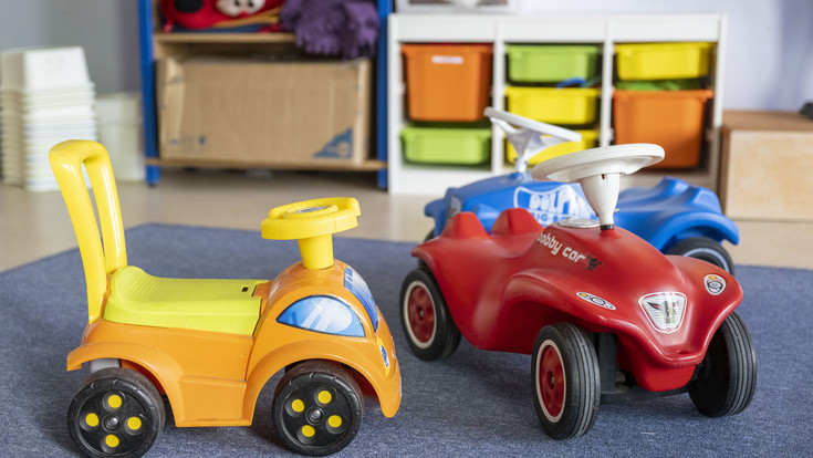 Kind steckt in Frankfurt mit Kopf in Kinderküche fest