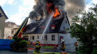 Auto fängt in Ketsch Feuer: Flammen greifen auf Wohnhaus über