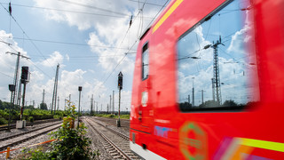 Regionalbahn überfährt E-Scooter und Bauzaun bei Brechen