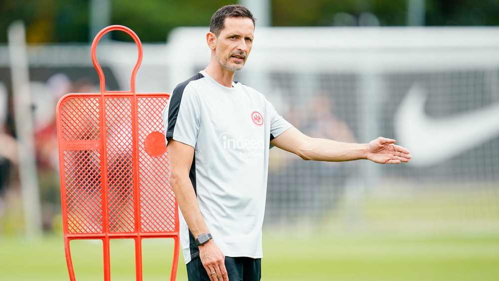  Frankfurts Trainer Dino Toppmöller gestikuliert beim ersten Training der Saison 24/25.