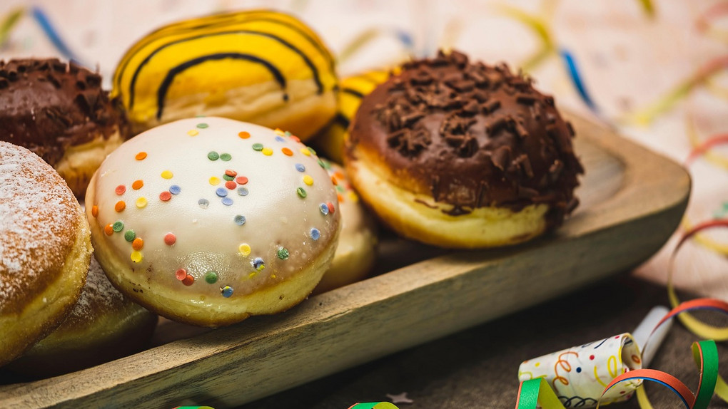 Kreuz & Quer am 15. Februar – Konfetti & Kamelle