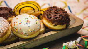 Kreuz & Quer am 15. Februar – Konfetti & Kamelle