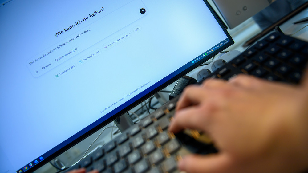 Anfrage an KI-Chatbot auf PC-Screen