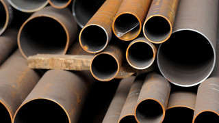 Tragischer Unfall in Frankfurt: Bauarbeiter von Rohr erschlagen