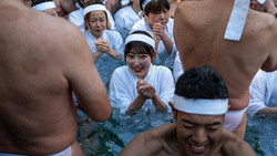 Eintauchen ins neue Jahr: Eisbad-Ritual in Tokio