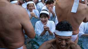 Eintauchen ins neue Jahr: Eisbad-Ritual in Tokio