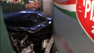 Kurioser Unfall in Stuttgart: Taxi kracht in Pizzeria