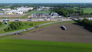Umgekippter Schwertransporter am Autobahndreieck Stuhr - Windradsegment rollt auf Wiese