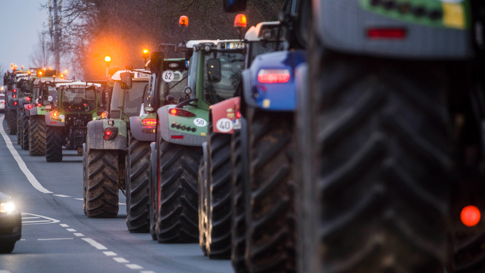 Nach Polizeiangaben blockierten Bauern mit etwa 40 Traktoren die Zufahrt zu einem Industriegebiet am Industriehafen in Mainz-Mombach (Symbolbild).