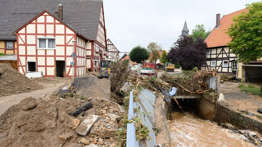 Blick in den Ortskern des Trendelburger Stadtteils Gottsbüren nach dem Unwetter Anfang August