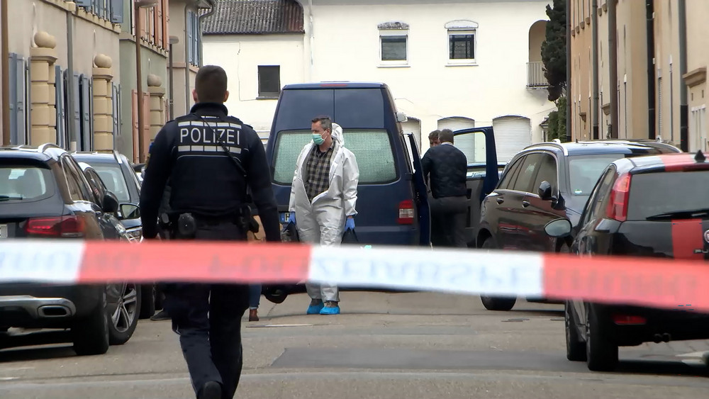 Einsatzkräfte der Polizei und Spurensicherung in Hockenheim im Einsatz - nach dem Fund zweier Kinderleichen in einer Wohnung in der Luisenstraße