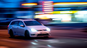 Benzin sparen beim Autofahren: Die 10 besten Tipps vom ADAC