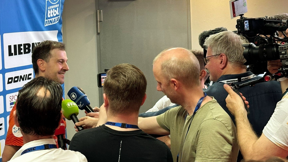 Großes Medieninteresse: Auch FFH-Reporter Michael Maxen bittet Timo Boll zum Abschieds-Interview.