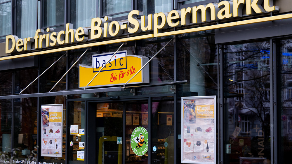Das Logo der Bio-Supermarktkette Basic an einer Filiale. Der Lebensmittelhändler Tegut will nahezu alle Basic-Filialen übernehmen.