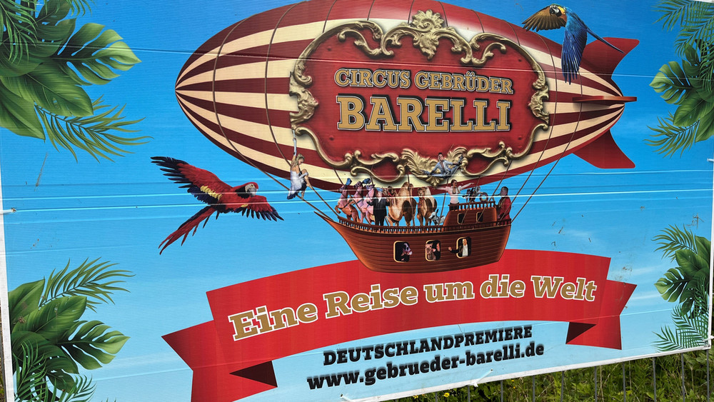 Plakate in der Stadt kündigen den Circus an