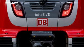 Würzburg-Aschaffenburg: Regionalbahn kracht in Baukran in Unterfranken