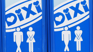 Dixi-Klo in Kassel umgekippt: Über 100 Liter Altöl laufen in Bach