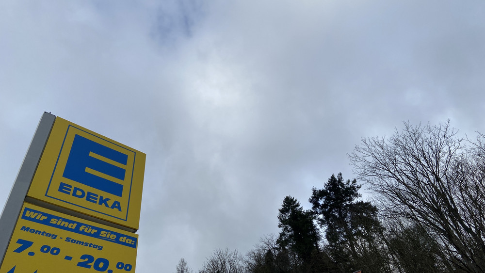 Ein Shuttle-Bus bringt die Menschen aus Frankenau derzeit zum Edeka-Markt Schwebel in Frankenberg.