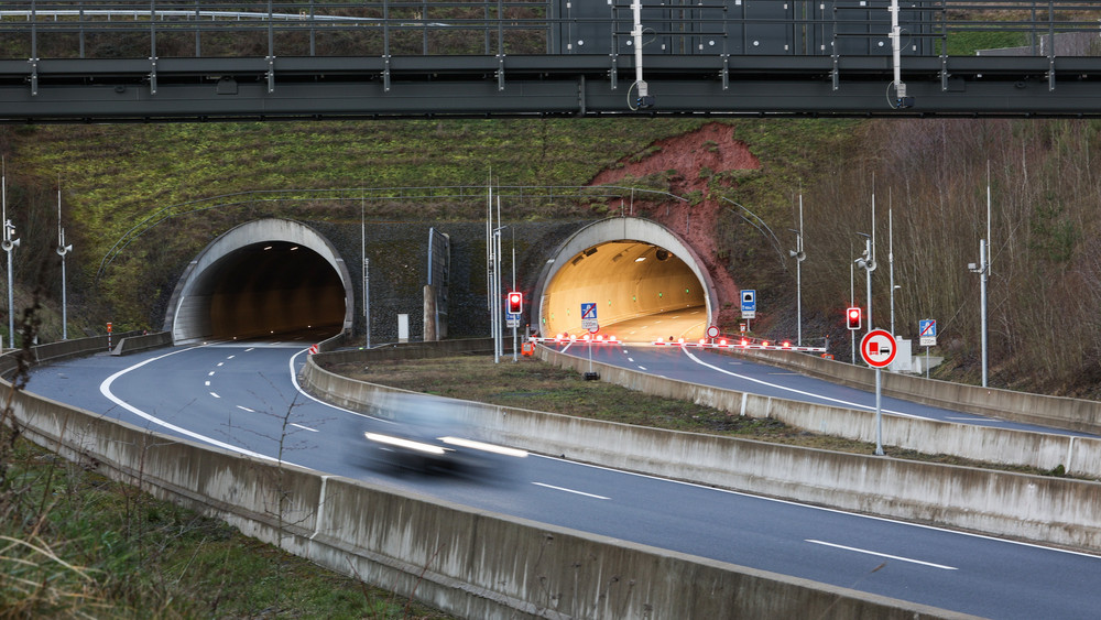 Wegen Sanierungsarbeiten soll der A49-Tunnel bei Frankenhain für fünf Wochen voll gesperrt werden (Symbolbild). 