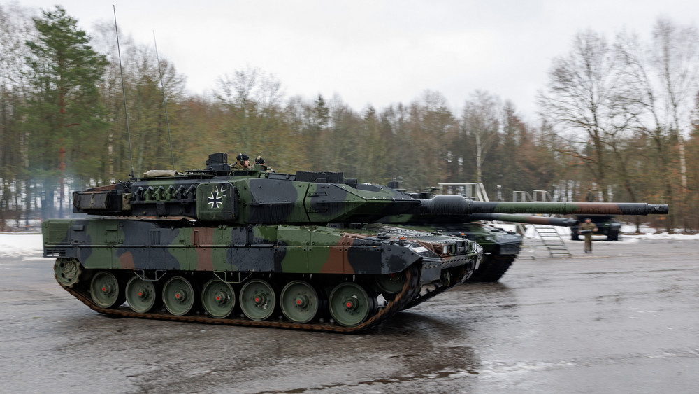 Ein Leopard-2-Kampfpanzer neueren Typs. Deutschland möchte jetzt solche Kampfpanzer älteren Typs, die an die Schweiz verkauft wurden zurückkaufen (Symbolbild).