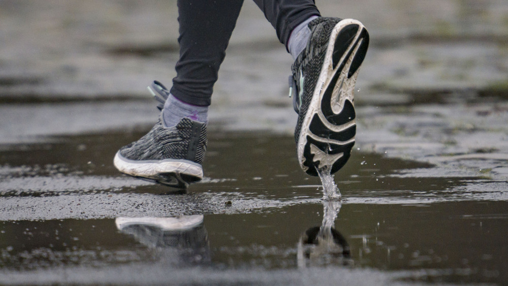 Der Täter soll den 11-Jährigen auch bedroht und geschlafen haben, bevor er ihm ihm die Schuhe raubte.