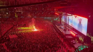 Fan wirft bei Oasis-Konzert Feuerrakete in die Menge - Liam rastet aus