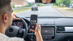 Zu viele Deutsche mit Handy am Steuer
