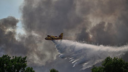 Waldbrand im Südosten Frankreichs: Feuerwehr kämpft gegen Flammen