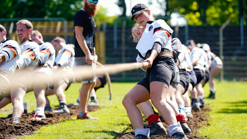 Mitglieder der deutschen Nationalmannschaft der Tauzieher absolvieren ein Training.