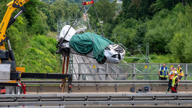 Auto stürzt von Autobahn auf Bahngleise - drei Tote