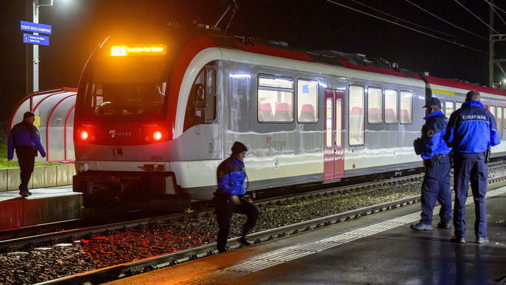 Waadtländer Kantonspolizisten bewachen den Travys-Zug, in dem sich eine Geiselnahme ereignet hat.